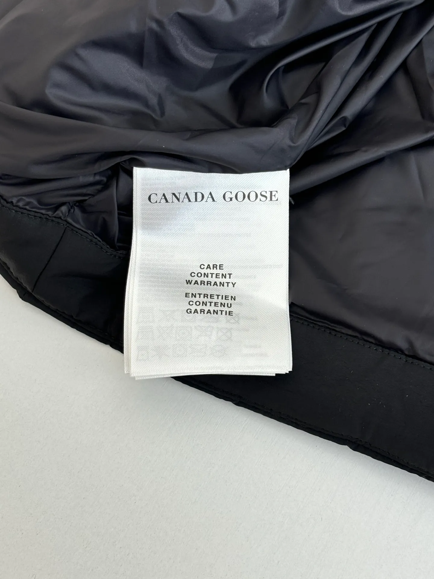 P690 Canada Goos*/Big Goose Rubber Label Badge Down Vest The fabric is made of high-quality protective nylon fabric, 90 national standard high-quality white duck down: selected high-fill down, weighing 160g, light and warm, with excellent temperature locking performance and good resilience. Three-dimensional quilting technology and precision thread reinforcement prevent lint from being drilled and ensure that the fluffy and resilient elasticity lasts like new.  Size：S/M/L/XL